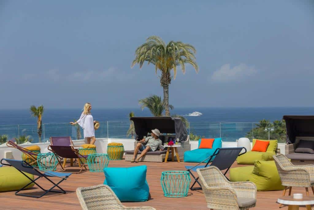 חוף הים בקרבת המלון לאונרדו ספלאש פאפוס קפריסין