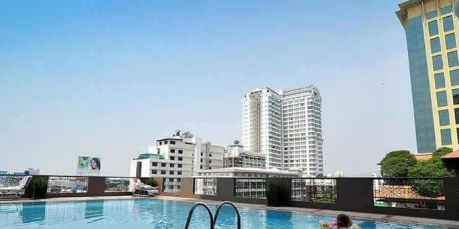 בריכה על הגג במלון Royal Lanna Hotel