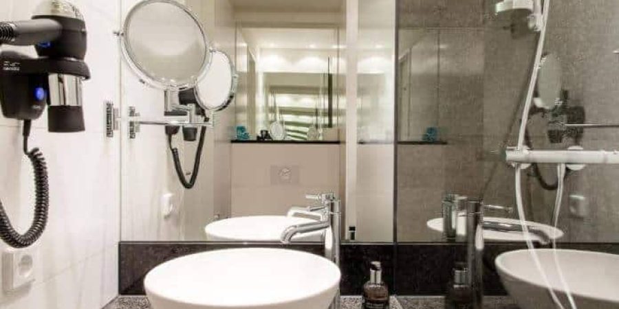 חדר מקלחת במלון Motel One Berlin